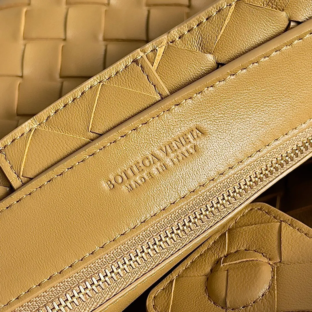 The 2023 new Andiamo batch of 1860 BV has been shipped‼ ️Really popular🔥The new Andiamo woven handbag launched by Bottega Veneta this season is really popular all over the world! ! Celebrities at home and abroad have worn it, and Oscar-winning actress Michelle Yeoh has taken it out on the street. Song Jia, Trai Yara, Yu Feihong, Sanji Ayaka, Rosie Hunting-Whiteley, Yoshioka Riho, etc. have all picked up this bag. It is classic and versatile, showing off its temperament, and the bag capacity is also large, which is very convenient for daily commuting! ! A variety of carrying methods, the shoulder straps can be adjusted by yourself, the original lambskin feels soft and delicate, and the neutral style is made to break gender boundaries and bring a more practical and longer-lasting use experience. Andiamo, which has both elegant and casual styles, perfectly interprets the true appearance of "fashionable old money style". Style number: 743568 Size: 25*22*10.5cm